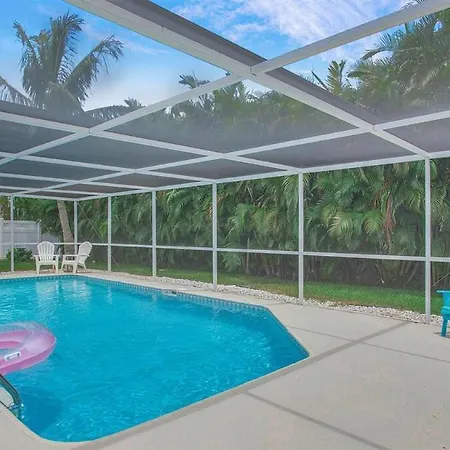5 Star Experience, Heated Pool Close To Everything
